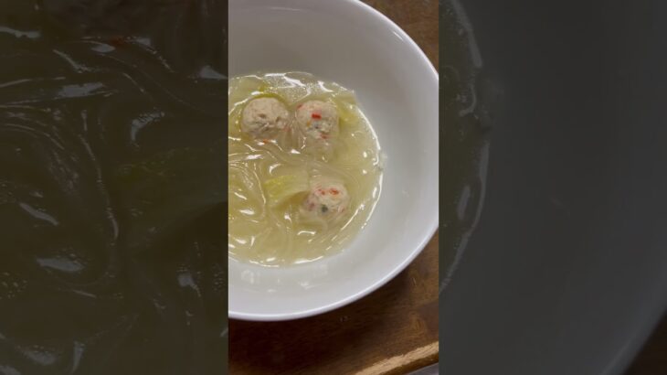 シニアの塩分控えめな朝食。ご飯と鶏団子春雨スープのみです