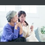 「シニア向けスマホ」の落とし穴？「分かりにくい」と不満の声、家族も困惑の独自仕様