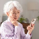 終活の一環に！　「スマホじまい」安心ガイド　シニア世代はやっておきたいパスワード記録ノートとは？