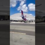 アラカン夫婦のハワイ旅-5     ハワイアン航空 滑走路移動中　旧ホノルル国際空港からコナ国際空港@ハワイ島行      HP278便　　　　　　　　　　　　　　　　　　#ハワイ #ハワイアン航空