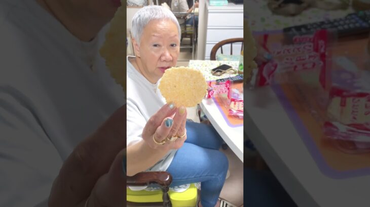 75才母美容院のお姉さんからお土産をいただく♡#70代ブロガーやってみたらこうなった #70代 #シニア #暮らし #親子 #お土産 #vlog #youtubeshorts