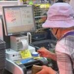 「スマホが前提なんて…」行きつけ飲食店を失ったシニアも　セルフレジに「戸惑う」