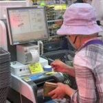 「スマホが前提なんて…」行きつけ飲食店を失ったシニアも　セルフレジに「戸惑う」