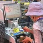 「スマホが前提なんて…」行きつけ飲食店を失ったシニアも　セルフレジに「戸惑う」