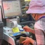 「スマホが前提なんて…」行きつけ飲食店を失ったシニアも　セルフレジに「戸惑う」