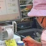 スマホが前提なんて…」行きつけ飲食店を失ったシニアも　セルフレジに「戸惑う」