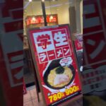 日曜日、大宮駅商店街を散歩するシニア
