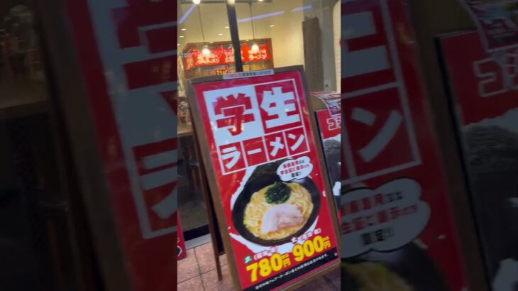 日曜日、大宮駅商店街を散歩するシニア
