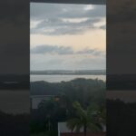 シニアの宮古島旅行3日目。朝部屋から外を見ると宮古島本土でサーチライトが点滅していた。空港が近いからかな