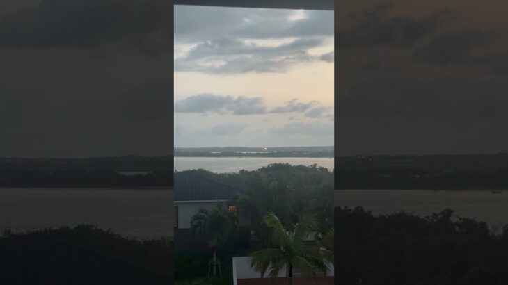 シニアの宮古島旅行3日目。朝部屋から外を見ると宮古島本土でサーチライトが点滅していた。空港が近いからかな