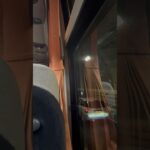 旅に出るシニア。リムジンバスで羽田空港へ向かう途中山手トンネルで渋滞しソワソワしている