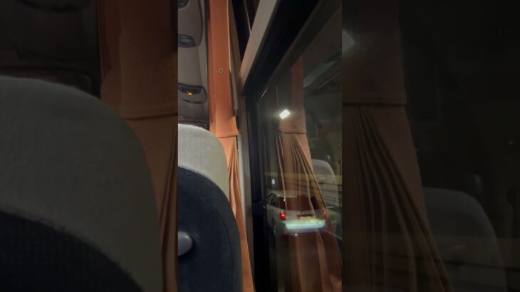 旅に出るシニア。リムジンバスで羽田空港へ向かう途中山手トンネルで渋滞しソワソワしている