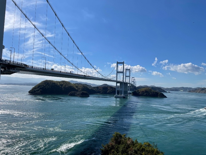 しまなみ海道　Shimanami Kaido (coastline along the island)