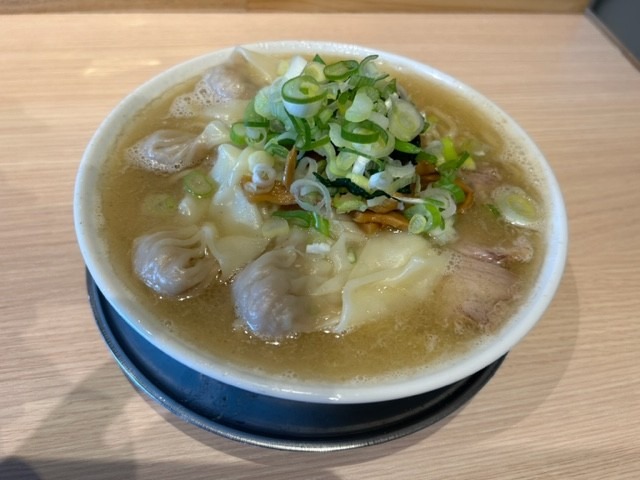 Wonton noodle soup with delicious noodles!